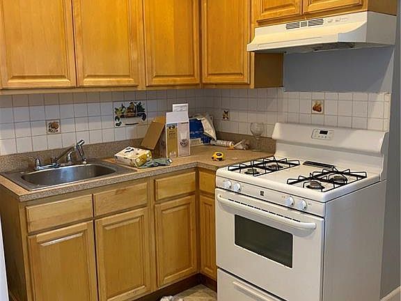 5th image of 445 Bolton Ave