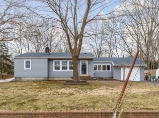 35 Seneca Trl, Ridge, NY 11961