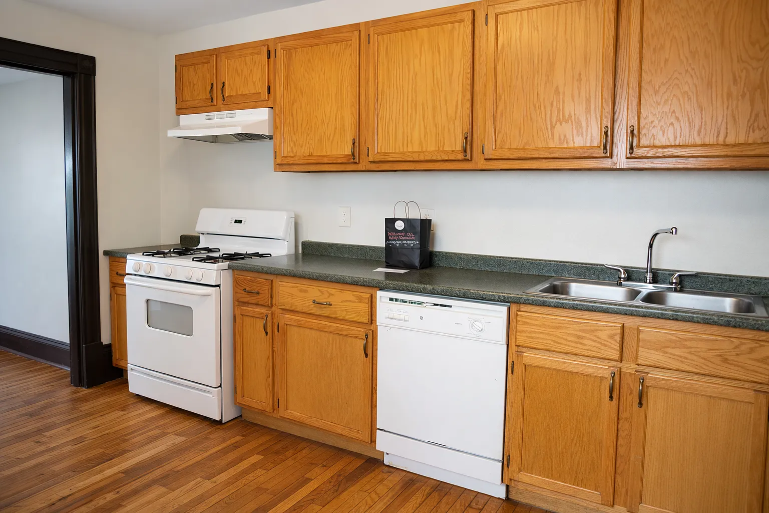 6 bed, 2812 sqft, $2,500 — Photo 4