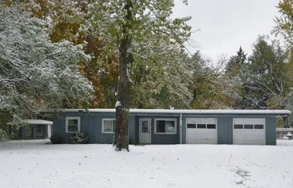 541 Roberts St photo 1