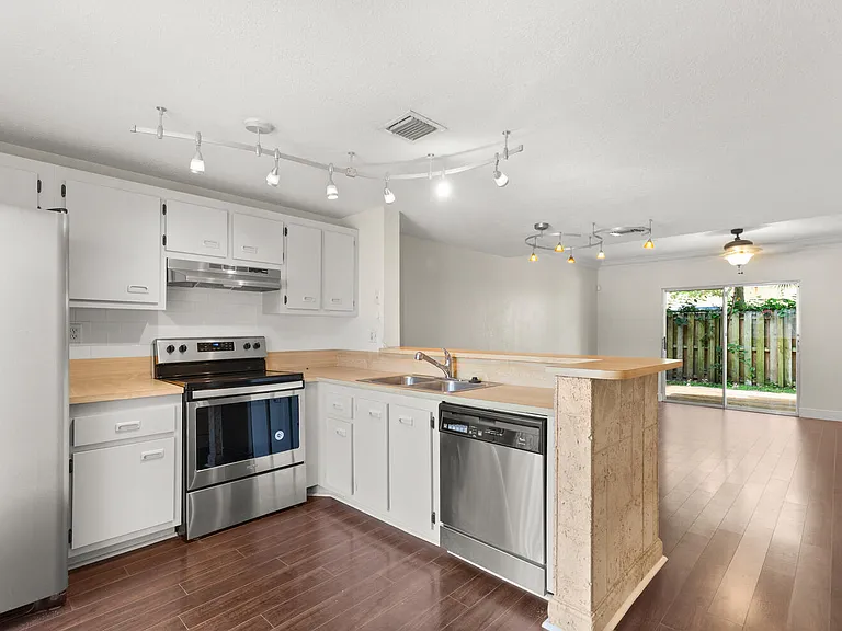 2521 NE 15th St — Photo 19