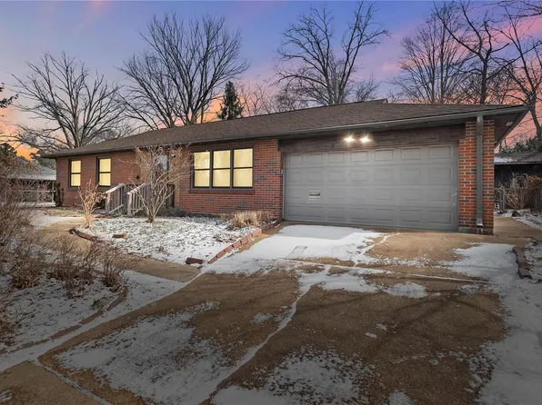 8 Bromley Dr, Saint Louis, MO 63135