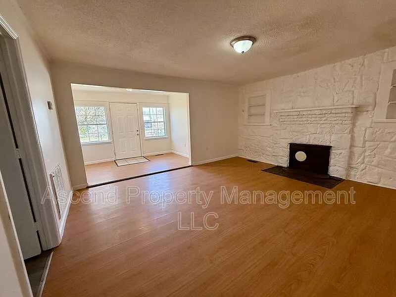 2 bed, 1.0 bath, $950 — Photo 3