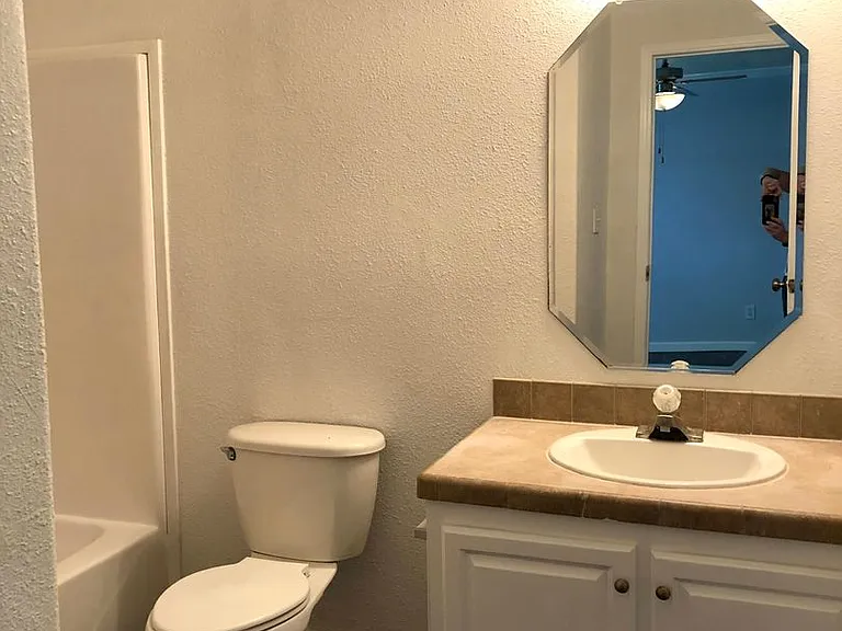 140 Varsity Dr — Photo 12