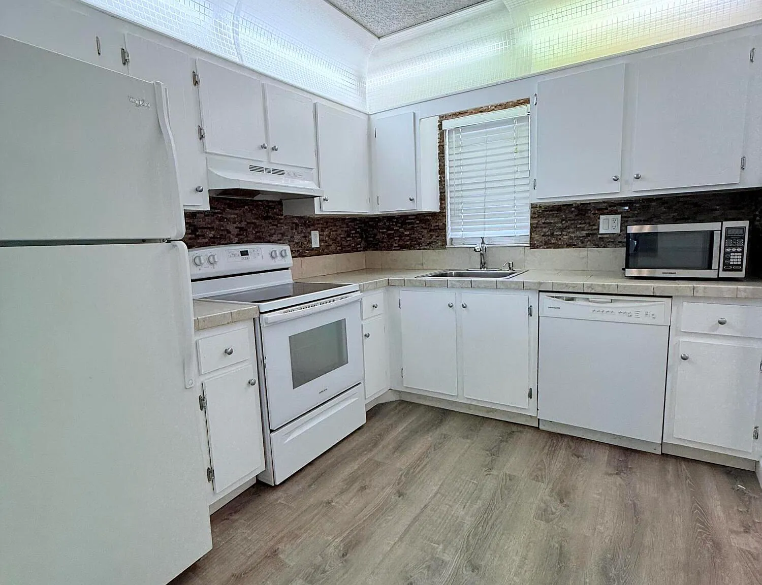 2 bed, 2.0 bath, 900 sqft, $2,000 — Photo 3