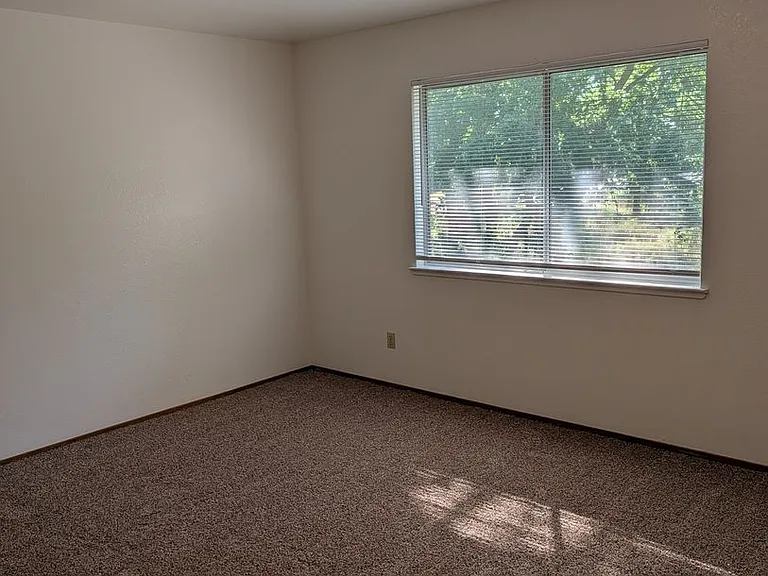 2333 Ferry St — Photo 13