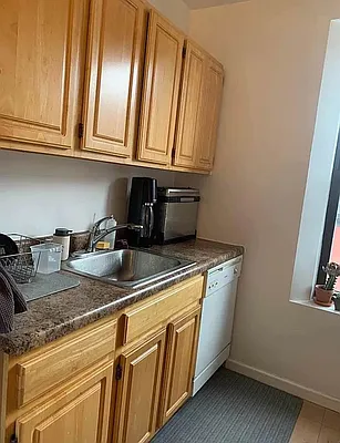 Rented by M.Grossman R.E. Management | media 6
