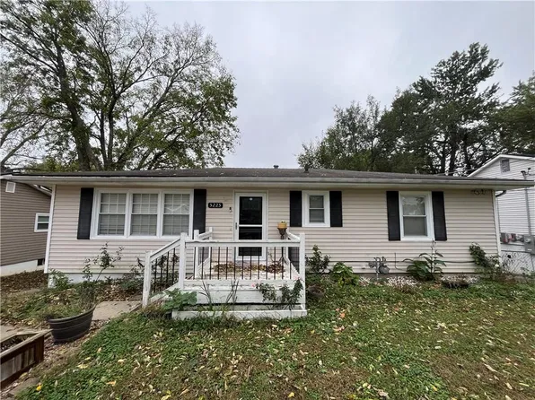 5225 NE 62nd St, Gladstone, MO 64119
