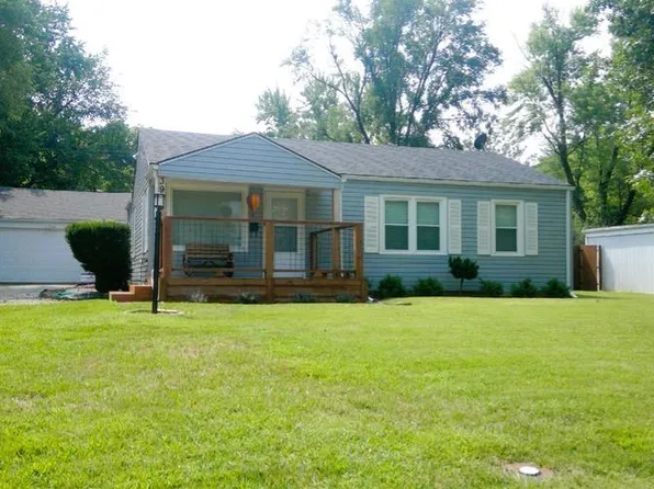 3925 SW Drury Ln, Topeka, KS 66604