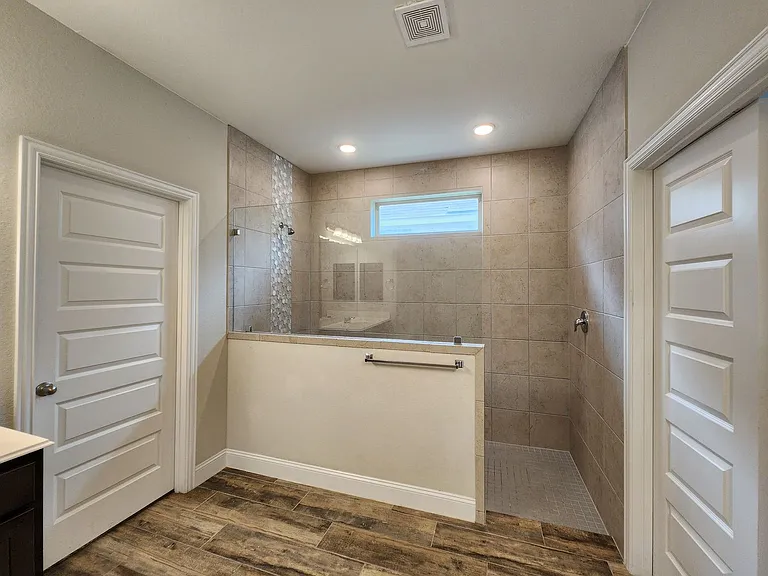 1331 Gruene Glen St — Photo 23