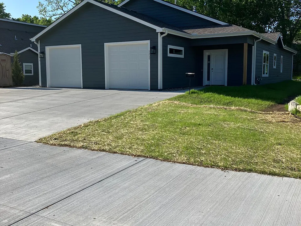 1217 Iowa St #1
