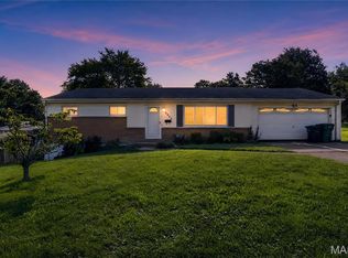 5500 Donbar Dr, Saint Louis, MO 63121