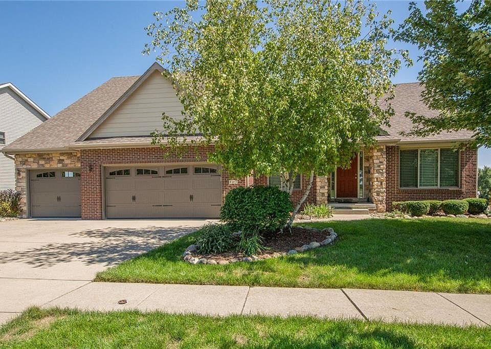 1st image of 805 NW Boulder Brook Dr