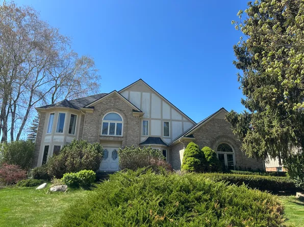 3229 Parkwood Dr, Rochester Hills, MI 48306