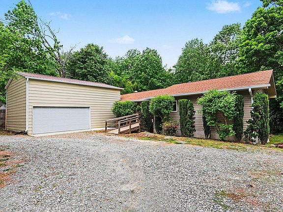 3rd image of 207 Oakland Dr