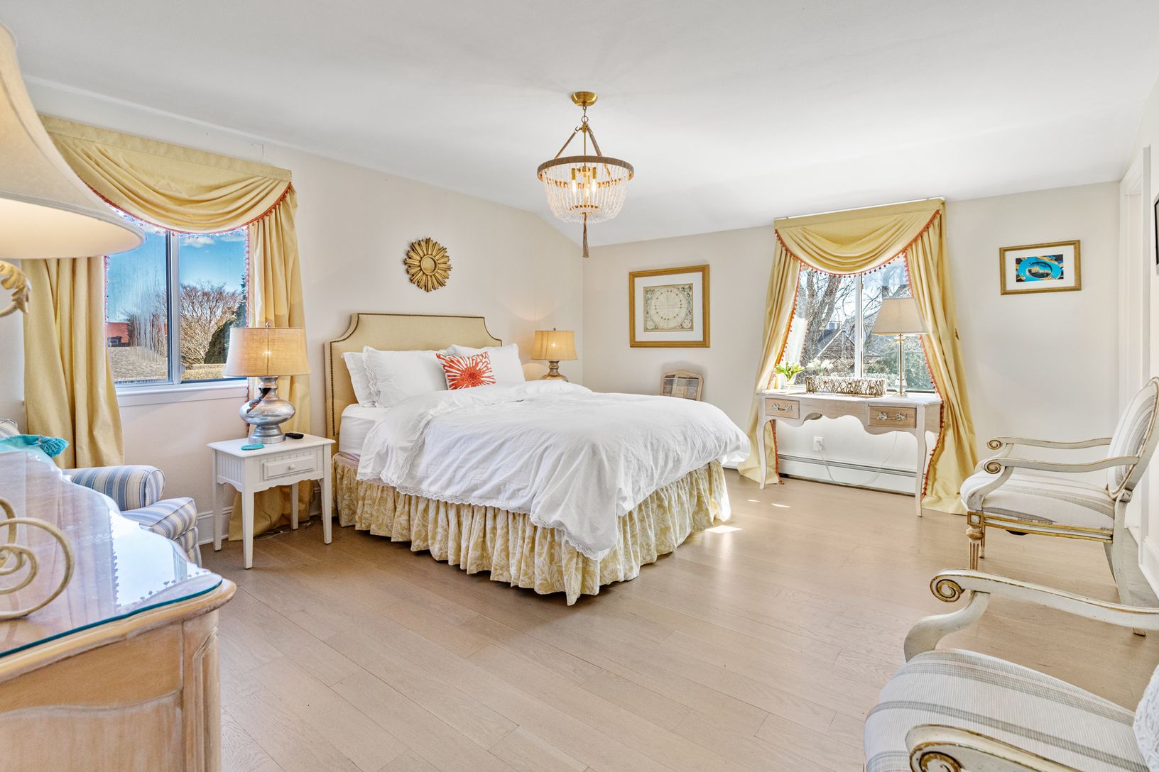  2nd floor bedroom en-suite with queen size bed 