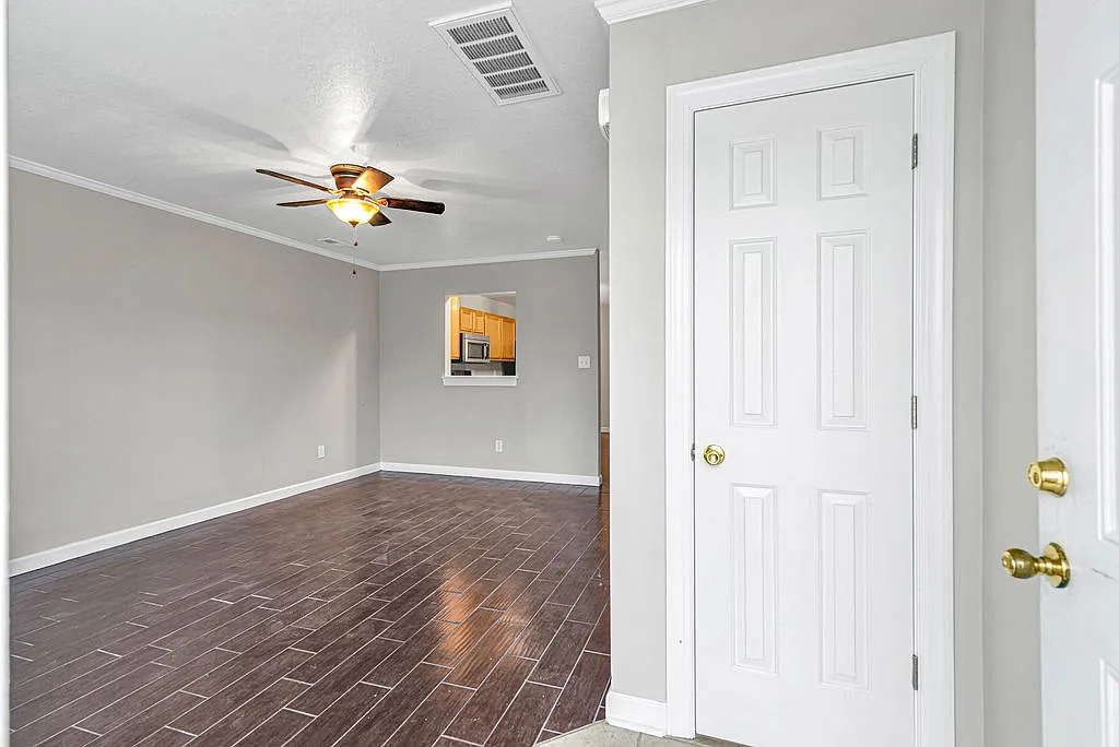 Building Photo - 300 Streamwood Dr #1