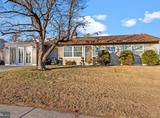 28 Briaroot Ln, Levittown, PA 19054
