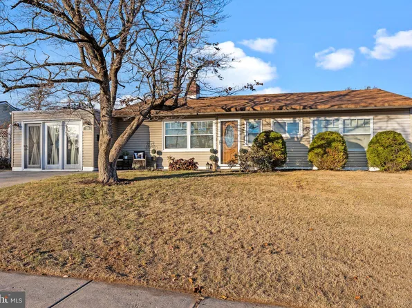 28 Briaroot Ln, Levittown, PA 19054