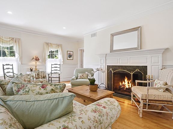 5th image of 12 Boxwood Ln