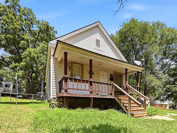 3rd image of 2202 Wood Ave