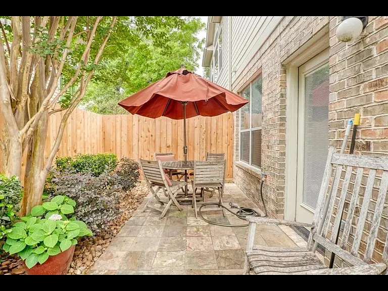 1735 Michigan St — Photo 17