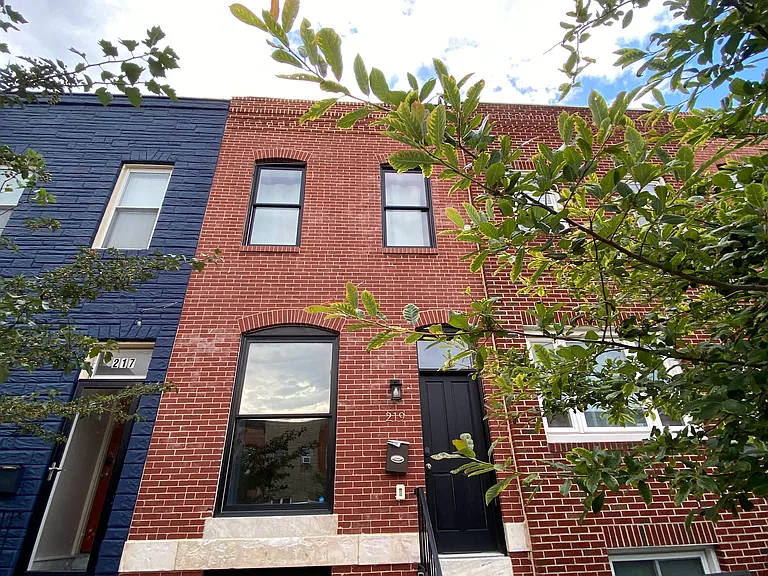 219 S Clinton St — Photo 1