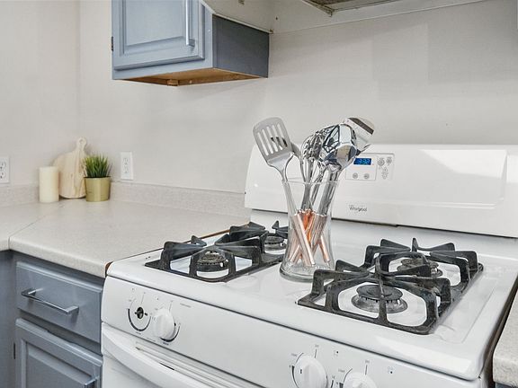 4th image of 213-215 Columbia St APT 2