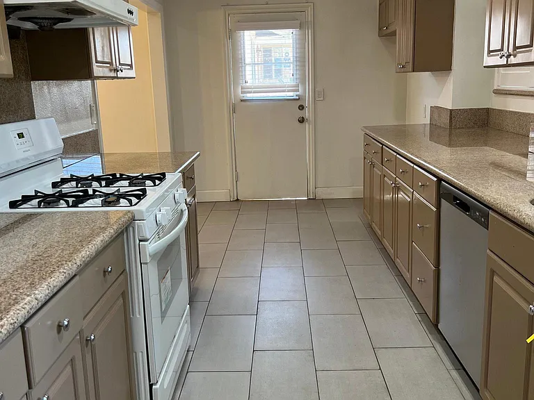7657 Teesdale Ave — Photo 9