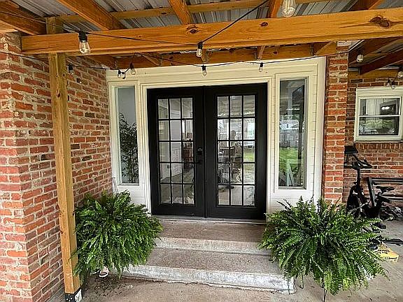 3rd image of 400 E Neal St