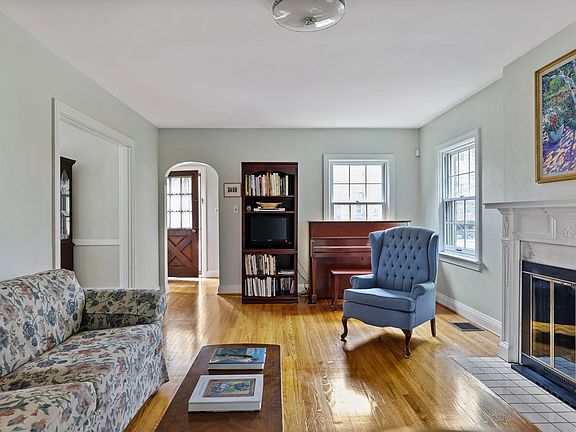 5th image of 2106 Village Dr