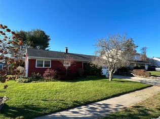 8 Collins Rd, Glen Cove, NY 11542