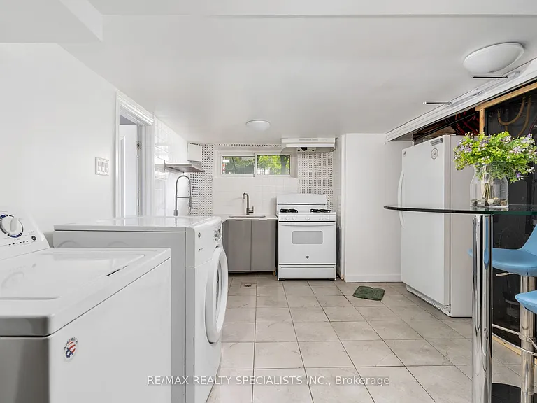 290 Westmount Ave #LOWER — Photo 9