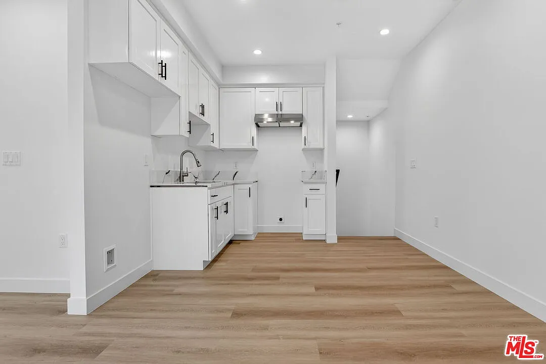 3 bed, 3.5 bath, 1300 sqft, $3,437 — Photo 4
