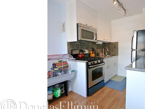 4th image of 80 La Salle St APT 20E