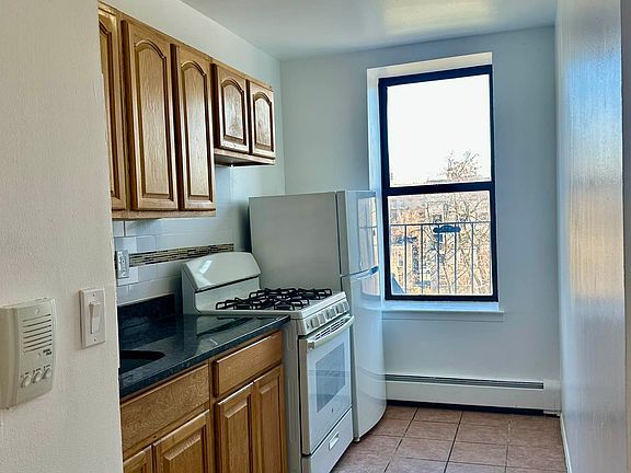 3rd image of 1320 Sheridan Ave APT 1H