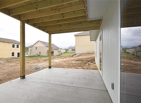 3rd image of 326 Fairview Cir