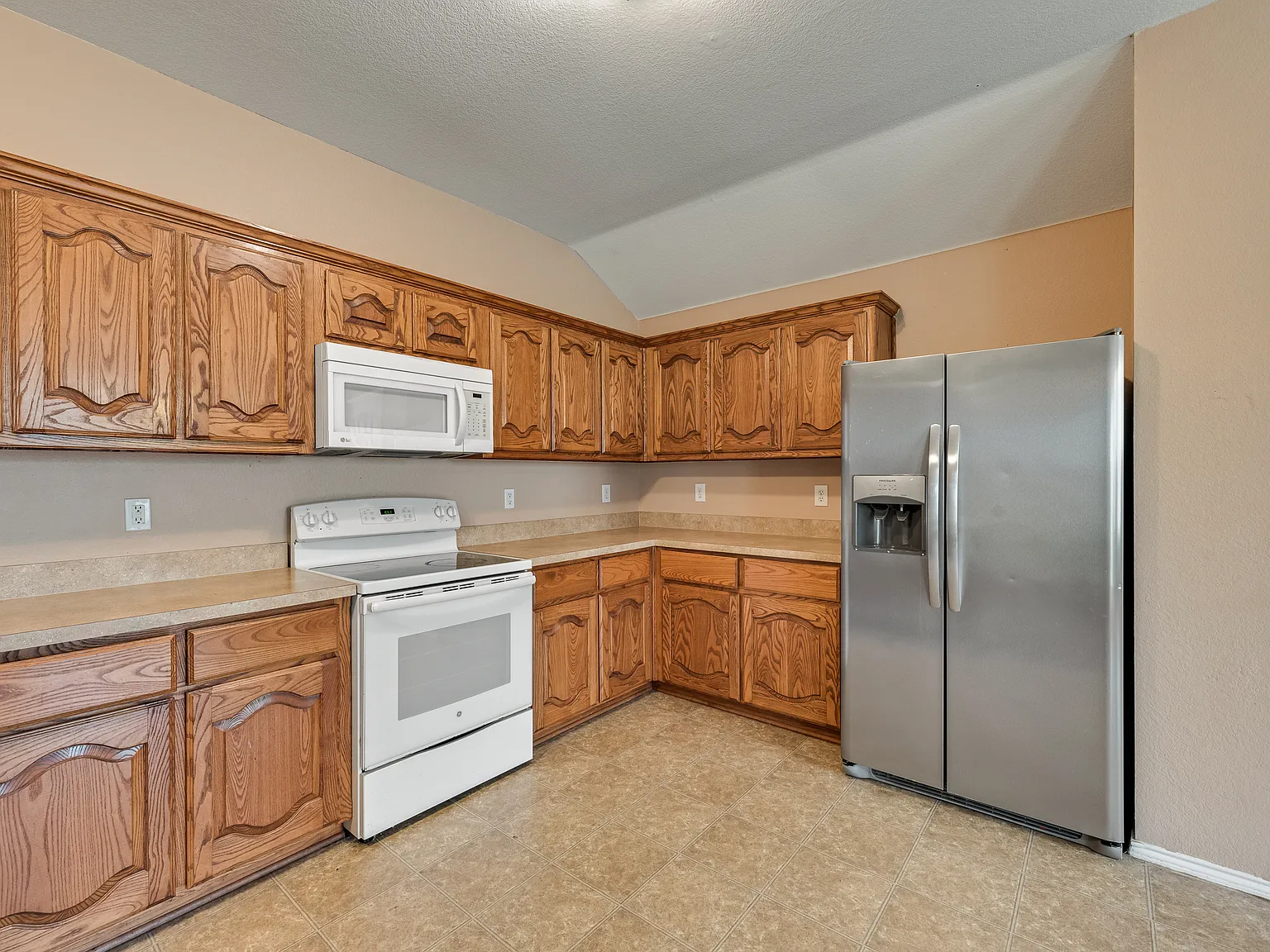 3 bed, 1954 sqft, $1,895 — Photo 3