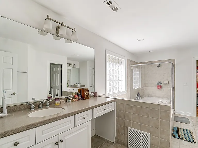 1024 Patricians Ln — Photo 35