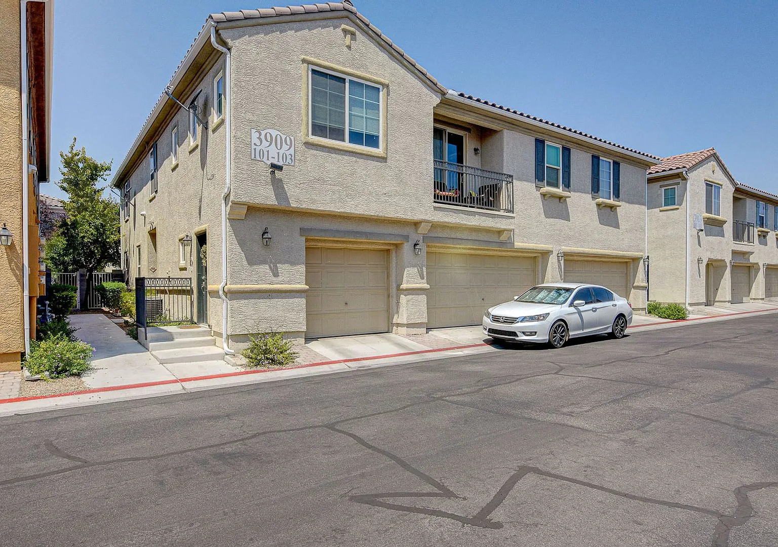 Stunning 3 Bedroom 2.5 Bath Condo! — Photo 2