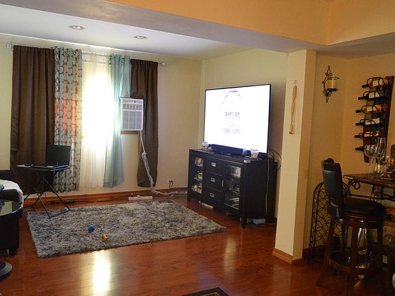 4th image of 353 Wilshire St
