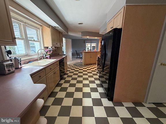 4th image of 1527 Oak Rd