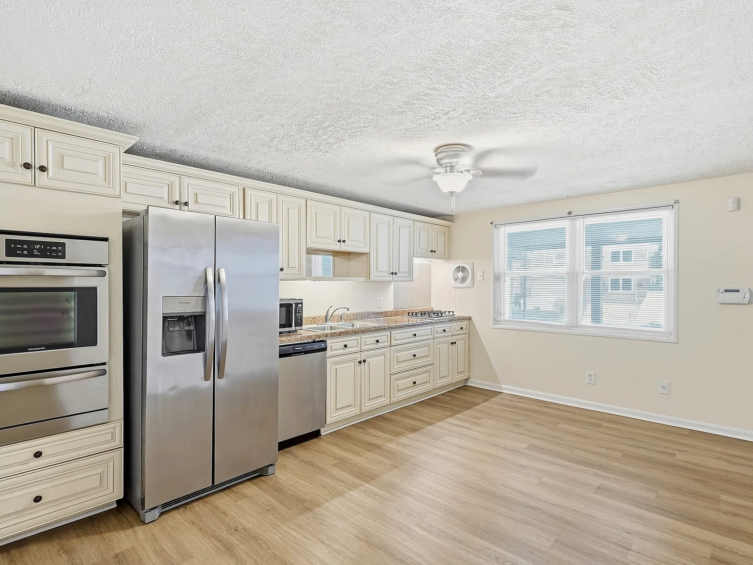 3 bed, 1.5 bath, 1024 sqft, $2,050 — Photo 3