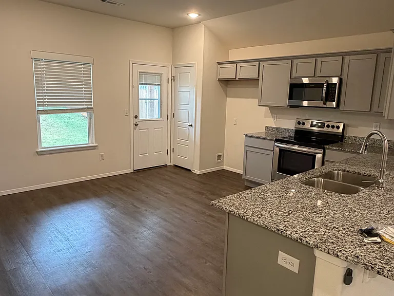 515 Ashwood St — Photo 4