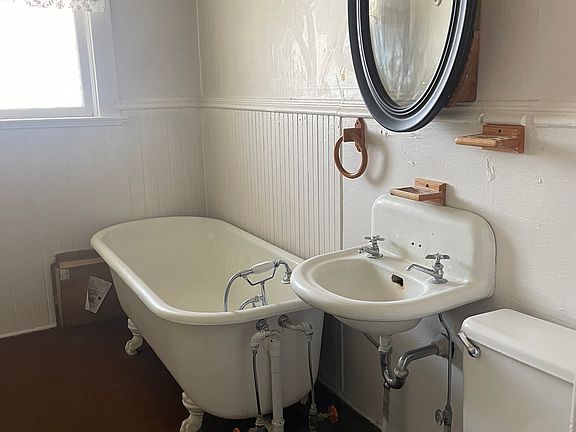 3rd image of 909 W Silver St #911