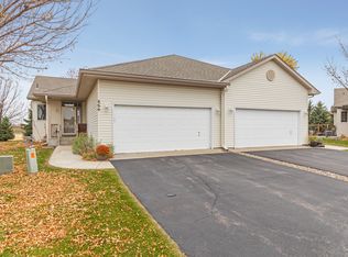 866 Regent Dr, Shakopee, MN 55379