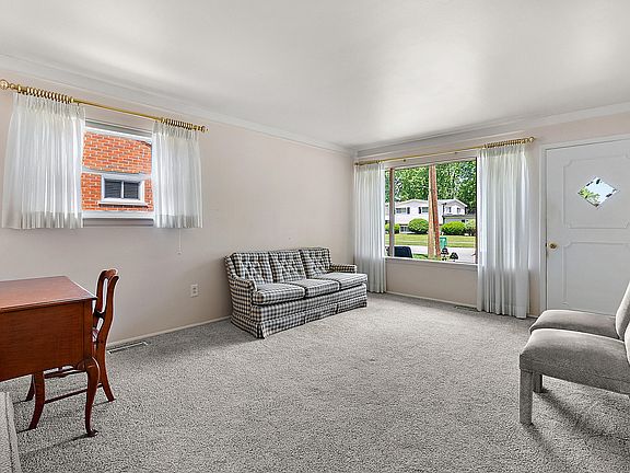 4th image of 32369 Alvin St
