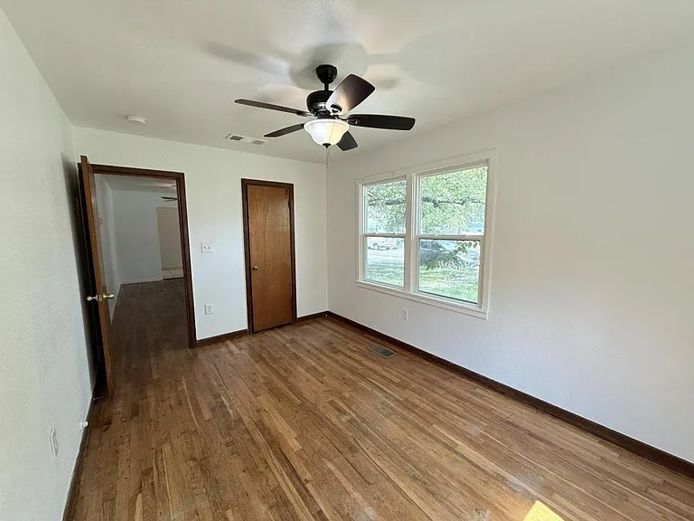 1004 S 3rd St — Photo 17