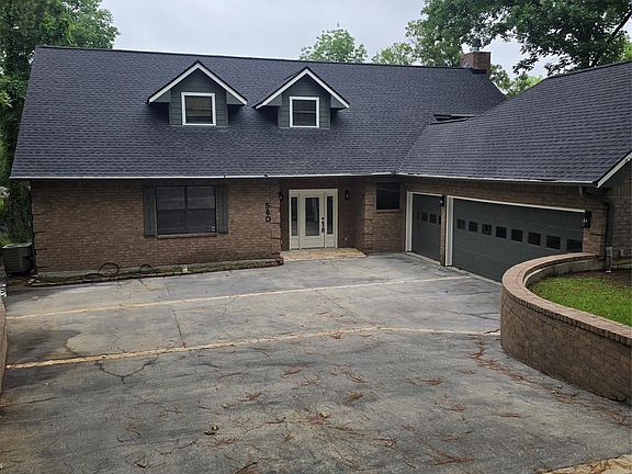 3rd image of 560 Lake Grove Dr