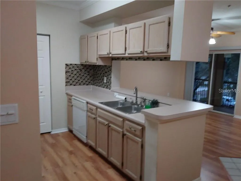 1 bed, 1.0 bath, 734 sqft, $1,300 — Photo 4